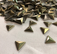 Accessoires de vêtement d'estampage à chaud Rhinestud de triangle lâche pour la vente en gros en vrac pour la décoration de bagages