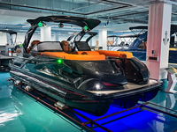 Bateau à ponton en aluminium de 22 pieds Configuration sportive de luxe par Kinocean Avec console LCD Conçu pour les voyages de pêche et les croisières de fête