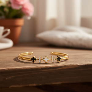 Bracciale a Polsino Angelina in Acciaio Inossidabile Placcato Oro con Design a Tre Fiori, Gioielli alla Moda per Donne - Product Image 5