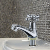 Robinet de lavabo monotrou en alliage de zinc pour eau froide, finition chromée, poignée unique, design moderne à montage sur comptoir, idéal pour salle et chambre.