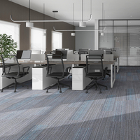Modern Çizgili Ticari Ofis Halı Karoları Döngülü Havlı Yıkanabilir Kolay Kurulum Polyester PVC Destekli Ateşe Dayanıklı