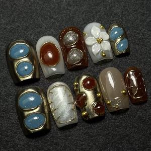 Faux ongles à presser vintage marron à motifs floraux, longs, forme cercueil, en acrylique, avec détails dorés chromés - Product Image 1