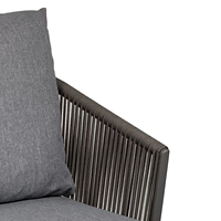 Ensemble de salle à manger moderne pour jardin et patio extérieur, table et chaises en aluminium thermolaqué, couleur personnalisable, détails en corde, élégant pour l'extérieur