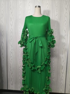 Một chiếc váy thanh lịch màu rắn mới với viền tai màu đen Một chiếc thắt lưng cổ tròn và một chiếc váy xếp li Miyake thoải mái - Product Image 3