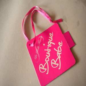 Etiquetas colgantes de papel impresas con lazo de cinta para prendas de vestir, calzado y uso en la etiquetación de artículos de ropa. - Product Image 1