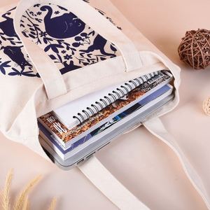 Sac fourre-tout en toile réutilisable écologique, couleur beige crème et noir, personnalisable avec motif lettres et logo sur mesure - Product Image 3