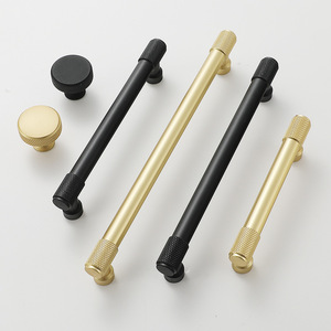 Poignée en alliage d'aluminium gaufré à motifs pour portes d'armoires et de placards, cuisine, noir et or, mobilier contemporain de luxe léger - Product Image 1