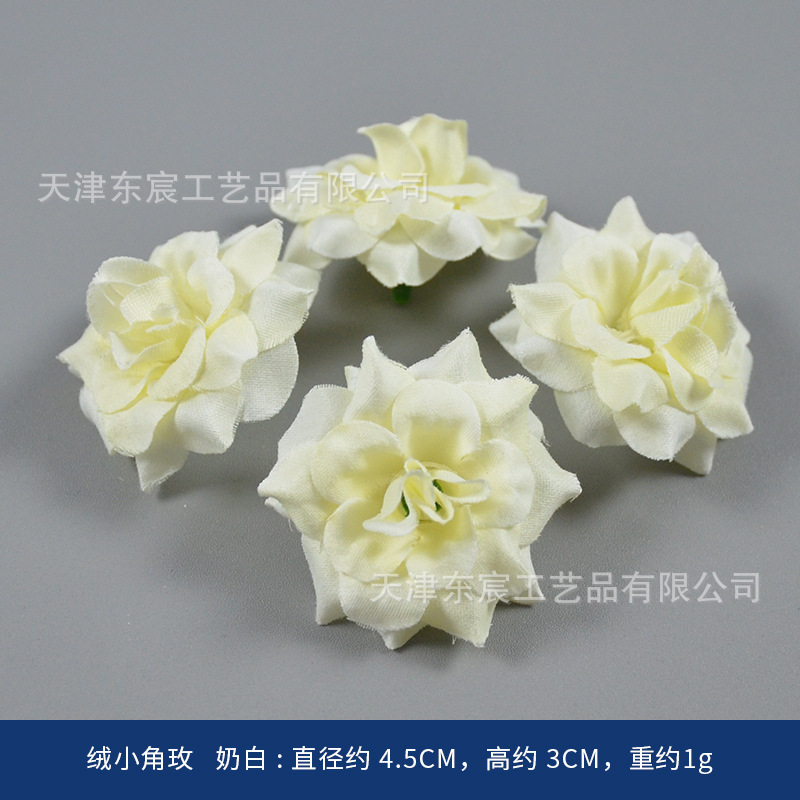 Small, velvety rose blossoms, milky white