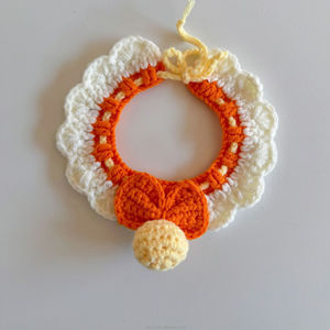 Venta al por mayor de lindos sombreros de ganchillo con flores para mascotas, perros y gatos, collares de flores de ganchillo hechos a mano, artesanía de punto. - Product Image 6