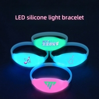 Bracelet de lumière DMX 15 couleurs télécommande LED bracelet en silicone accessoires d'ambiance de festival de musique à des fins promotionnelles