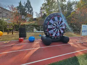 Riesige aufblasbare Fußball pfeile im Freien Aufblasbare Fußball-Dart-Sportspiele für aufblasbare menschliche Darts cheibe der Party