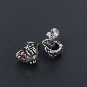 Pendientes de acero de titanio con forma de calavera de ojos rojos para hombre, joyería de moda con cabeza de esqueleto CF106 - Product Image 4