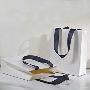 Sacs en kraft blancs aseptiques de luxe, faits à la main, écologiques, avec ruban, logo personnalisé en relief, imprimé offset, pour vêtements, fourrures, cadeaux - Product Image 5