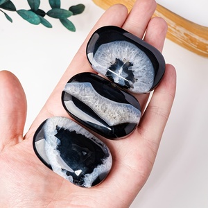 Pierre de paume en agate noire CRYSTAL HOLA Bohemia, 1 pièce, pierres de paume en agate sculptées à la main pour la méditation et la guérison Reiki - Product Image 1