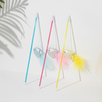 Vente directe usine – Nouvelle bâtonnette interactive pour chat en forme de poisson scintillant avec plumes – Jouet pour chat – Fournitures pour animaux de compagnie en gros