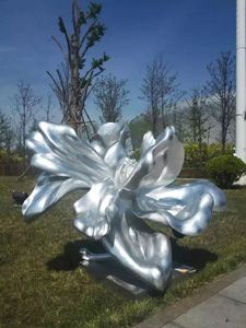 Sculpture de lion contemporaine en aluminium poli, surface brillante, design moderne, installation artistique - Product Image 4