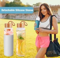 Offre Spéciale botella de agua carafe couleur mélangée café silicone manchon verre bouteille d'eau potable avec couvercle en bambou et corde haut