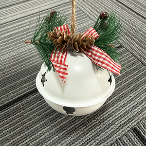 Grands grelots de Noël décoratifs en métal rouge et blanc de 90 mm avec pomme de pin et ruban - Product Image 6