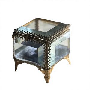 กล่องใส่เครื่องประดับทรงโมเดิร์นทำจากทองเหลืองพร้อมกระจกหน้าตัดขอบและแผ่นกระจกใสหนา |   กล่องเก็บเครื่องประดับสั่งทำสีพิเศษพร้อมโลโก้ ดีไซน์หรูหรา ทำด้วยมือ - Product Image 1