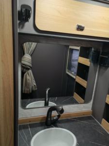 <span class=keywords><strong>Camping</strong></span>-<span class=keywords><strong>car</strong></span> 4x4 tout-terrain robuste à moteur haute performance, 6 places, avec équipements de luxe pour les voyages hors route - Product Image 3