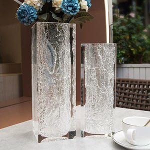 Vase en acrylique 100x100x300mm, design moderne transparent effet sculpture de glace, ornement de décoration de mariage, haute transparence - Product Image 3