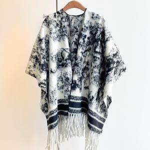 प्रीमियम गुणवत्ता वाले कश्मीरी जैसे शॉल लक्जरी स्याही पेंटिंग डिजाइन शीतकालीन गर्म स्कार्फ मोटी फ्रिंज कैप विंडप्रूफ रैप महिलाओं को चुरा लिया गया - Product Image 5