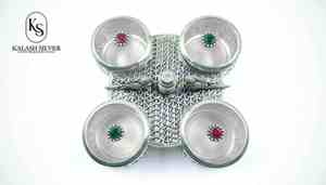 Juego de Recipientes para Kumkum Chawal de Plata de Ley con Cuatro Tazones y Chowki, Accesorio Tradicional Indio para Pooja Hecho a Mano - Product Image 2