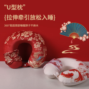 Almohada de Viaje Portátil en Forma de U con Espuma Viscoelástica, Diseño de Grulla de Porcelana Azul y Blanca con Peces Koi, con Antifaz para Dormir - Product Image 1