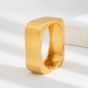 Brazalete Grande Chapado en Oro con Diseño Geométrico Irregular de Moda 2025 para Mujer - Product Image 4