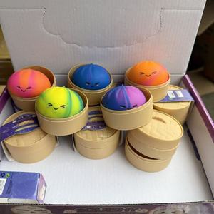 Jouet anti-stress souple en TPR de 5,3 cm en forme de boulette à presser avec panier vapeur Taba Toys - Product Image 5