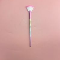 Pinceau de maquillage professionnel en forme d'éventail pour blush et highlighter, manche en plastique, type queue de poisson, pour application de masque