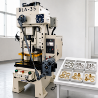 Presse automatique à grande vitesse pour la pose d'œillets avec dérouleur de bobines et redresseur pour la production d'œillets métalliques
