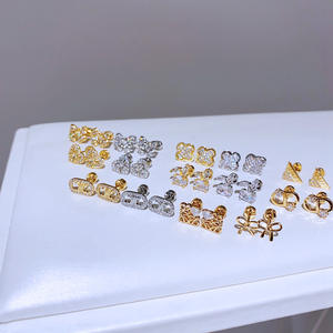 الأقراط المصنوعة من التيتانيوم المطلية بالمسامير المصنوعة من الفولاذ المقاوم للصدأ ذات العظم والأظافر الرائجة الذهبية الحقيقية ذات الإبزيم الصغير والمطلي من التيتانيوم بتخفيضات كبيرة - Product Image 2