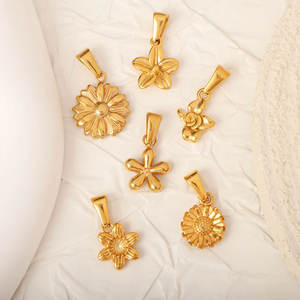 Colgantes y dijes de moda de acero inoxidable 316L chapados en oro PVD de 14K y 18K personalizados para hacer joyas, dijes de flores para pulseras. - Product Image 3