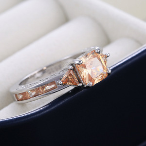 Anillo de Compromiso H164 con Moissanita Corte Princesa, Plata 925, Engaste de Garras, Diseño de Corona para Mujer - Product Image 5