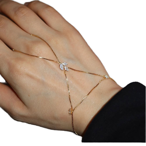 Pulsera de Lujo Moderna y Única con Cadena de Mano y Anillo de Dedo Esclavo Conectado, Bañada en <span class=keywords><strong>Oro</strong></span> de <span class=keywords><strong>14k</strong></span> y con Dije de Mariposa de Zirconia - Product Image 5