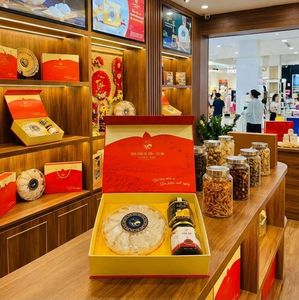 Set de Regalo An Khang para Exportación, Nido de Pájaro Refinado con Cordyceps Sinensis 15g y Dátiles Rojos, Caja de Regalo de Alimentos Tradicionales Asiáticos para la Salud - Product Image 1