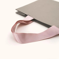 Sac cadeau en papier kraft recyclable de qualité supérieure avec logo estampé à chaud en or et poignée en ruban rose pour l'emballage de cadeaux