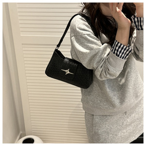 Venta al por mayor de estilo coreano de textura trenzada Mini bolsos de mano para las mujeres de lujo de inspiración de hombro y bolsos cruzados - Product Image 5