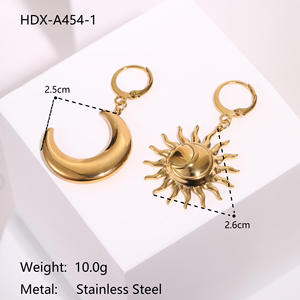 Pendientes de aro asimétricos Sun Moon Chapado en oro Pendientes de diseño celestial Joyería de declaración única para mujeres en estilo místico - Product Image 5