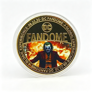 Medallón de héroe payaso loco 2026: Cinco diseños de villanos traviesos, chapado en oro, con estuche de acrílico - Product Image 3