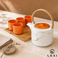 Service à thé Kintsugi en céramique de porcelaine craquelée, finition brillante or veiné orange, théière à poignée en bois et 4 tasses sans anse sur plateau