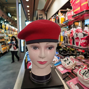 Chapeau béret en laine de haute qualité Style extérieur personnalisé en gros couvre-chef pour adultes à usage formel pour le gouvernement de la Malaisie - Product Image 1
