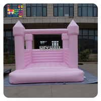 Château gonflable rose pâle macaron pour enfants et adultes, idéal pour la location lors de mariages et fêtes