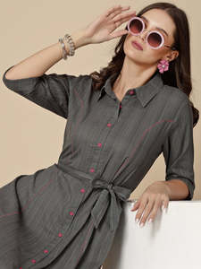 Robe d'été décontractée pour femme, grise unie, longueur genou, en coton et lin, manches longues, boutonnée, coupe trapèze, col carré - Product Image 3
