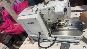 Máquina DE COSER <span class=keywords><strong>Brother</strong></span> usada máquina de coser con agujero de botón de <span class=keywords><strong>ojal</strong></span> electrónico <span class=keywords><strong>en</strong></span> buenas condiciones - Product Image 2