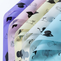 Papier d'emballage imperméable pour bouquet de fleurs de remise de diplôme avec motif de toque de remise de diplôme pour l'emballage des fleuristes