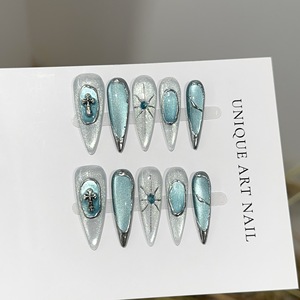 Faux ongles press-on premium faits à la main, longs, forme stiletto, effet œil de chat bleu avec poudre miroir argentée, pour manucure de fête - Product Image 2
