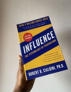 Livre Influence : La psychologie de la persuasion de Robert B. Cialdini, livre de psychologie d'affaires et de développement personnel en anglais, à vendre - Product Image 3