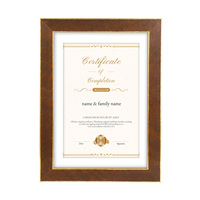 Cadre de diplôme en bois rustique fait main, personnalisable avec logo, pour décoration de bureau et présentation de documents, idéal pour les diplômes et certificats.